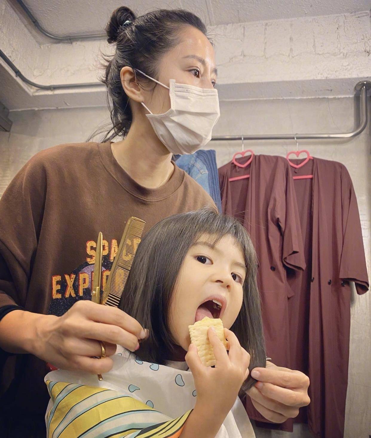 贾静雯小女儿成长瞬间，温馨照片展现宝贝的可爱成长之路